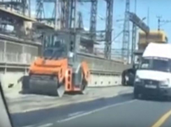 На Волжской ГЭС в жару укладывают асфальт