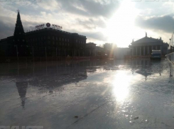 Многомиллионный каток в центре Волгограда снова растаял