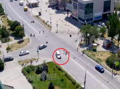 Снес женщину, даже не притормозив: на видео попало ДТП на переходе в Волжском