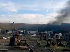 Первые минуты после взрыва на барже в Волжском попали на видео