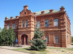 В Волжском открылась выставка графических произведений