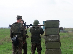 Мобилизованные волжане учатся стрелять на полигоне