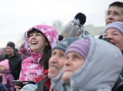 Волжанам предлагают написать военные письма и спеть песни под гармошку