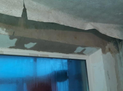 Волжанин рассказал, как каждый день выливает по 5 ведер воды из-за течи кровли в многоэтажке