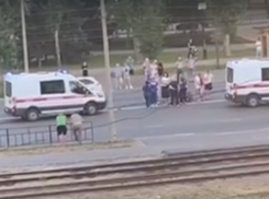 В Волжском пешеход попал под колеса авто: видео