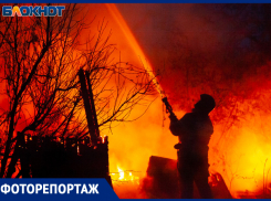 Страшный пожар полыхает в частниках Волжского: фоторепортаж