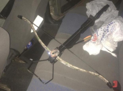 Наркотики, арбалет и стрелы изъяли на пути в волжскую ИК