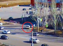 Разбил бампер, но спас пешехода: авария в Волжском показала важность безопасной дистанции