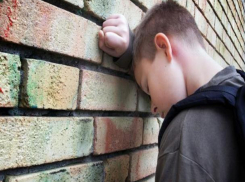 В Волжском из больницы пропал 13-летний Рустам Михайлов в клетчатой куртке