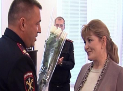 В Волгограде наградили таксистку, спасшую пенсионерку от мошенников