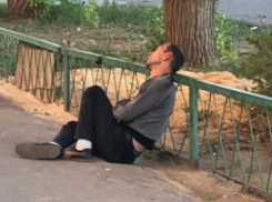 Мужчина лег спать на тротуар, - волжанка