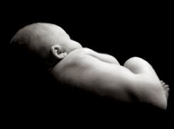 В Николаевске многодетный отец во сне задавил 4-месячную дочь