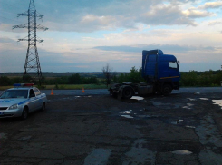 На трассе под Волгоградом после столкновения с МАЗом скончался 21-летний парень