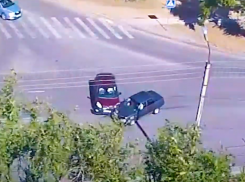 Появилось видео ДТП на перекрестке улиц Пушкина и Энгельса