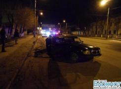 В Волгограде водитель без прав врезался в столб