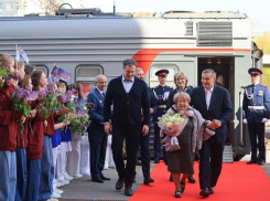 Голуби, оркестр и объятия губернатора: легендарную землячку Александру Пахмутову на вокзале в Волгограде встречали слезами и вальсом