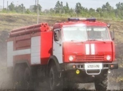 На острове Зеленом в Волжском чуть не сгорел деревянный дом