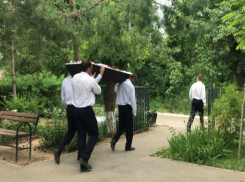 В Волжском похоронили погибшего на абразивном заводе рабочего