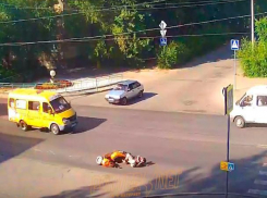 Волжанин на скутере врезался в «легковушку» на перекрестке