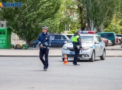 В Волжском пешехода сбили прямо на светофоре 