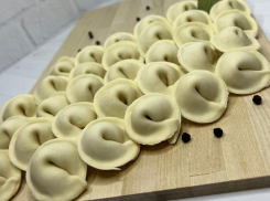 Разноцветные пельмени: «Тесто в деле» удивляет взрослых своими низкими ценами и натуральным составом