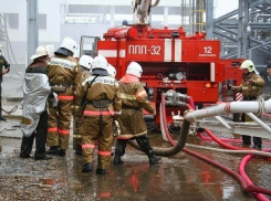 Элитный коттедж загорелся ранним утром в поселке Рабочий в Волжском