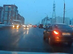 Волжанин чудом успел объехать неожиданно появившуюся автоледи на дороге Волжского