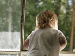 Из высотки на юге Волгограда выпала 3-летняя малышка