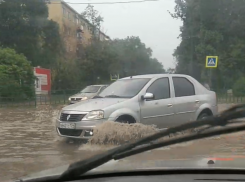 Ливневки не справляются с потоком воды: горожане показали на видео потоп на улицах Волжского 