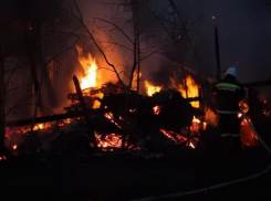 Под обломками сгоревшего дома пожарные обнаружили тело мужчины