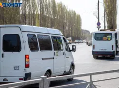 В Волжском пассажир маршрутки попал в больницу после падения в салоне