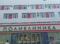 Волжанка сняла на видео, как вахтер «командовал» людьми в скандальной Фишера