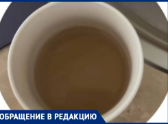 «Купаемся в душе как воробьи в песке»: в Волжском из кранов течет ржавая вода