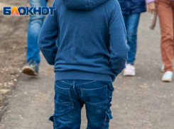 Родители избивают ребенка в Волжском