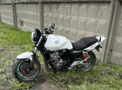 В Волжском мотоциклист без прав влетел в бетонный забор прямо у опоры ЛЭП