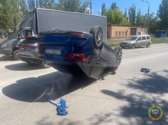 В Волжском машина перевернулась на крышу от столкновения в ДТП: видео