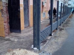 Строительство каменного забора у здания ППС взбудоражило волжан