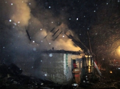 Под Волгоградом при пожаре в частном доме заживо сгорела целая семья