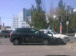 Автомобилисты не поделили дорогу у ТЦ в Волжском
