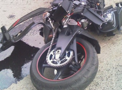 Школьник на мотоцикле столкнулся с «Приорой» в Урюпинске