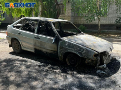 Машина сгорела во дворе Волжского ночью: видео