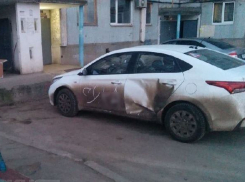 Отчаявшийся дворник пишет матерные послания волжским автохамам