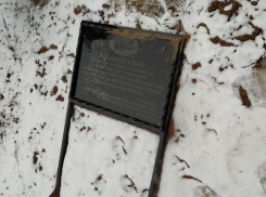 В Волжском вандалы сломали табличку у памятной аллеи