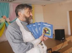 Детям, оставшимся без попечения родителей, в Волжском подарили Евангелие