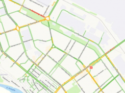 В Волжском Александрова и Пушкина сковали пробки