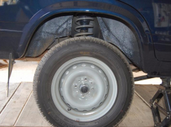 В Волжском угнали синий ВАЗ и сняли с него колеса и аккумулятор