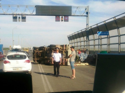 На «танцующем» мосту через Волгу опрокинулась ГАЗель с картошкой