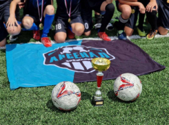 Юные футболисты из Волжского привезли домой победный кубок с турнира