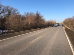 Под Волжским на автодороге сбили мужчину 
