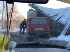 «В гараж запарковался»: под Волжским «Нива» протаранила остановку